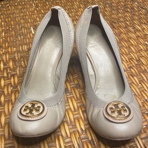 TORY BURCH CAROLINE 2- 65MM WEDGE in size 8m. Color: Dust Storm.
